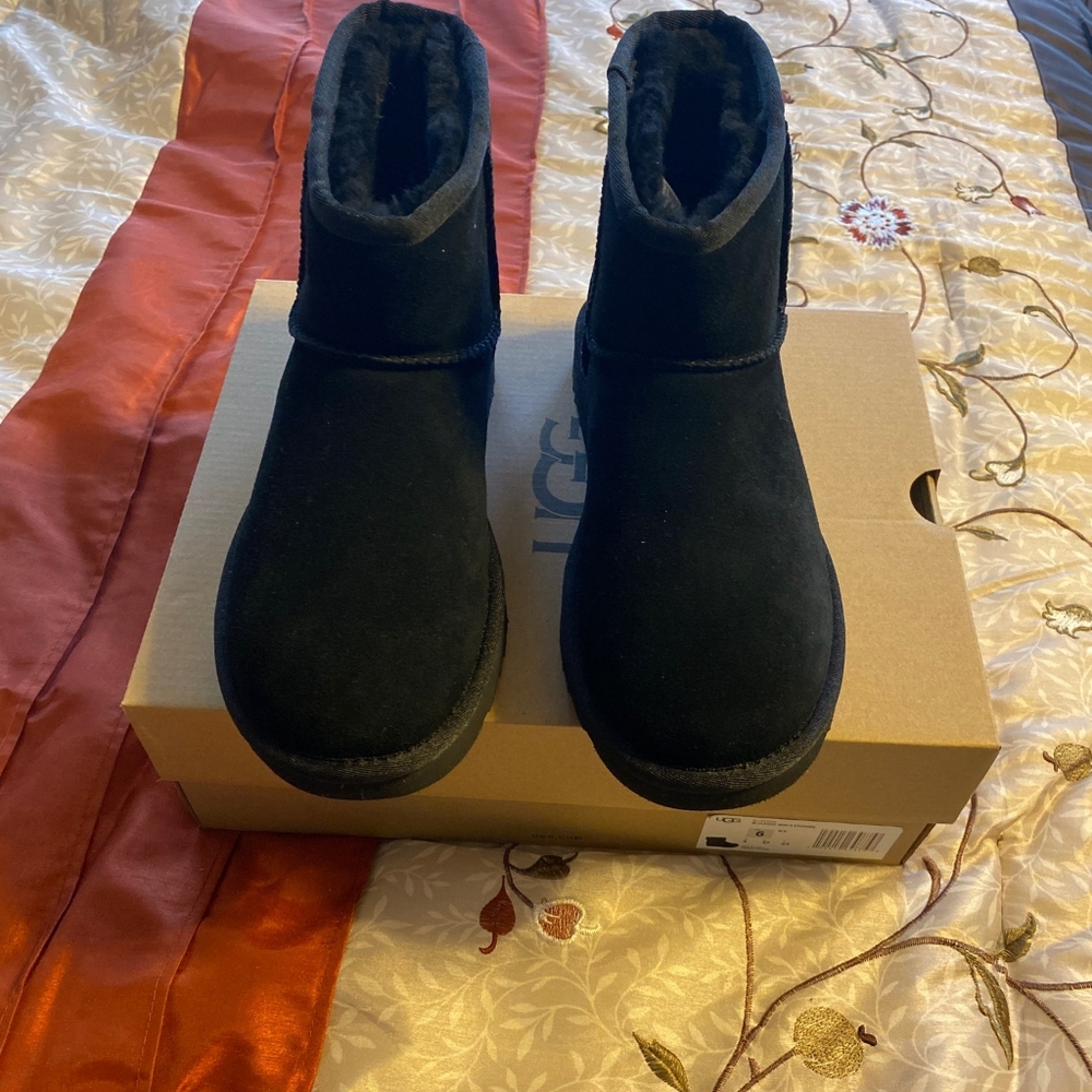 UGGS - Picture 4 of 5